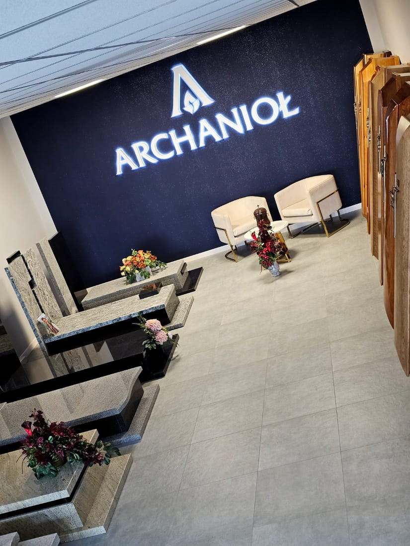 Wnętrze zakładu — poczekalnia i ekspozycja nagrobków